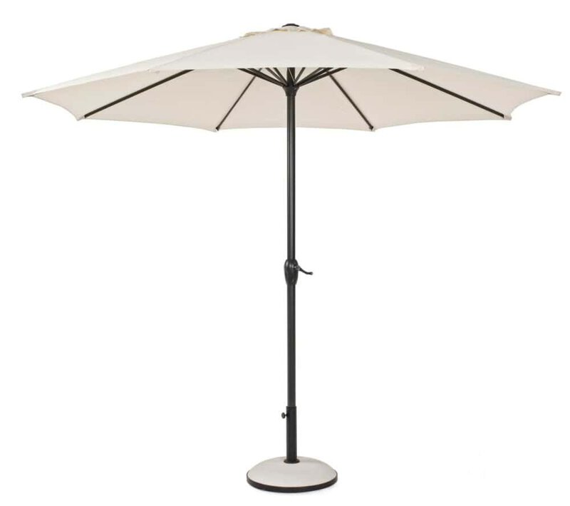 Ombre parasole resistente in tessuto beige, struttura in metallo nero, perfetto per relax all'aperto.