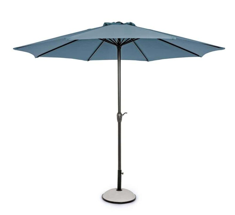 Ombrellone da esterno blu con base stabile, ideale per giardino e terrazzo. Protegge dal sole durante le giornate estive.