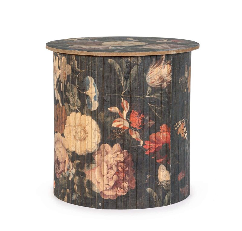 Tavolo in legno decorato con fiori e farfalle, stile artistico e artigianale per arredi unici.