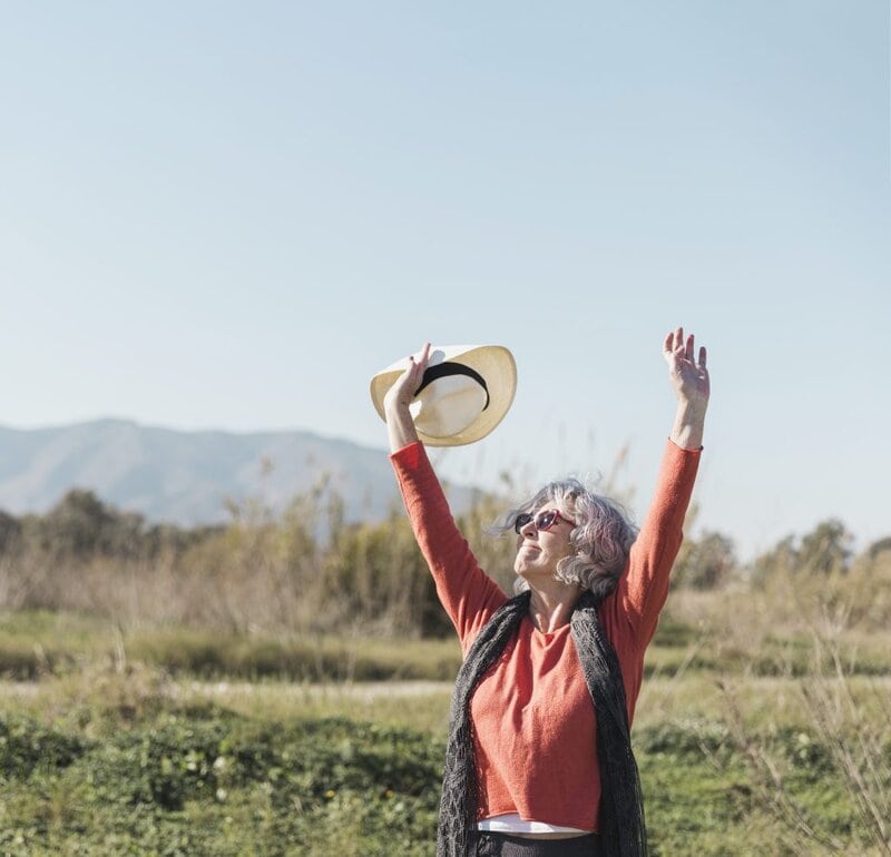 Frau mittleren Alters, Freiheitsgefühl ausstrahlend