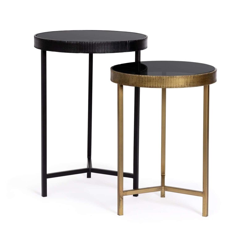 Tavolini decorativi in metallo nero e oro con superficie in vetro lucido, perfetti per arredare con stile elegante.