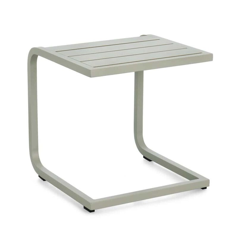 Sedia in ardesia color grigio con struttura in metallo resistente, ideale per spazi esterni e relax.