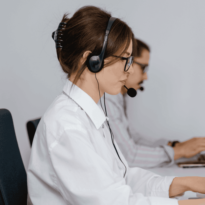 Assistants VOCALIA.com en télésecrétariat juridique, médical et entreprise – Équipe 100% française avec casques