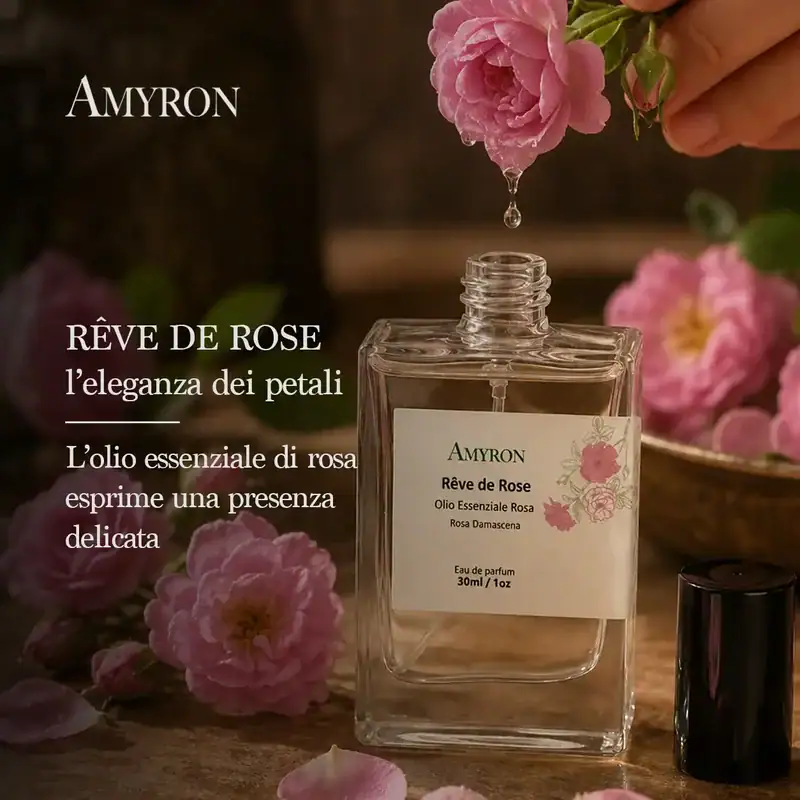Rêve de Rose Amyron, profumo alla rosa damascena con flacone, rose e goccia botanica in un’atmosfera calda ed elegante.