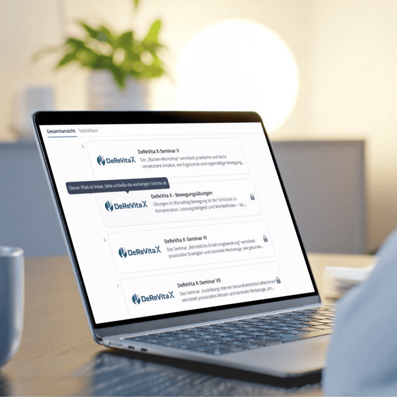 Laptop mit geöffneter Derevita X Lernplattform für Digitales Gesundheitsmanagement und Online-Seminare im Healthcare-Bereich