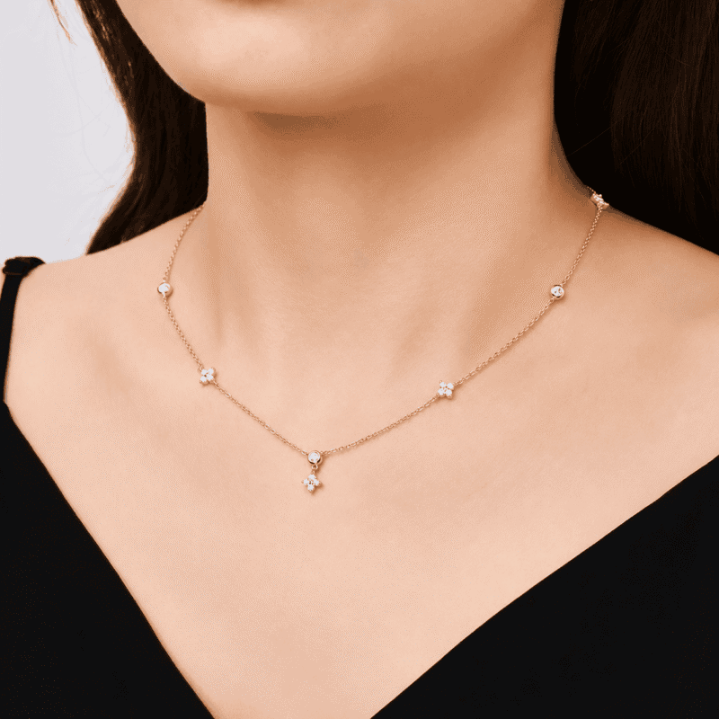 Woman wearing the gold Valenne Clover Choker with moissanite clover motifs by GLAMAVERA