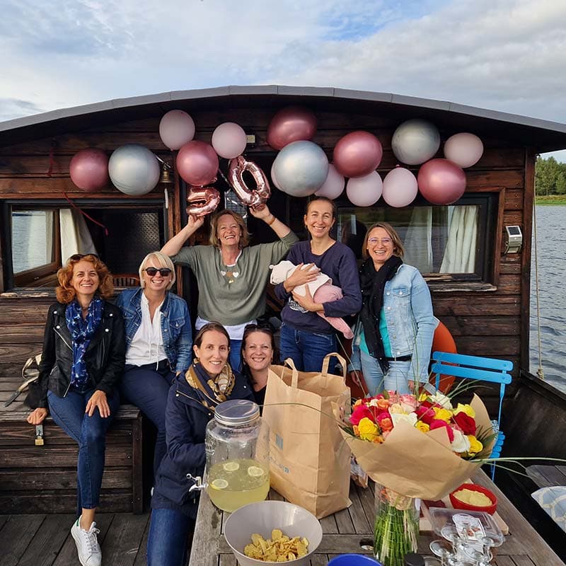 Anniversaire à bord de l'Aveline lors d'une promenade sur mesure en toue cabanée sur la Loire avec Instants de Loire