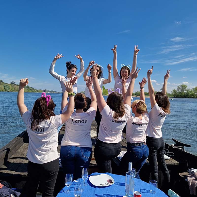 Promenade événementielle en toue cabanée sur la Loire avec Instants de Loire : enterrement de vie de jeune fille