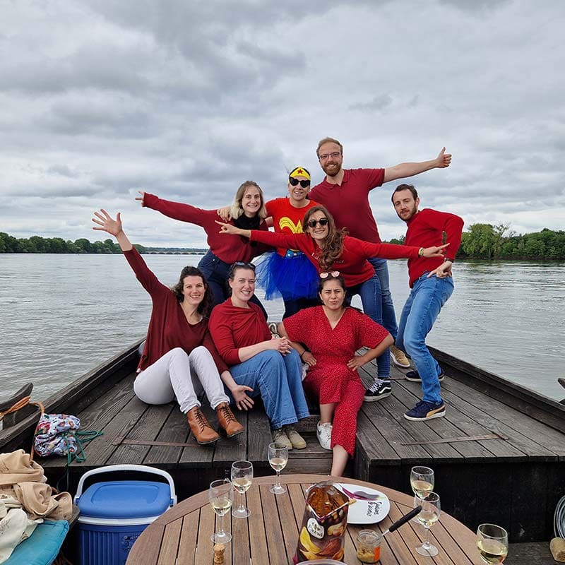 Promenade événementielle en toue cabanée sur le Loire avec Instants de Loire : le groupe aux pulls rouges
