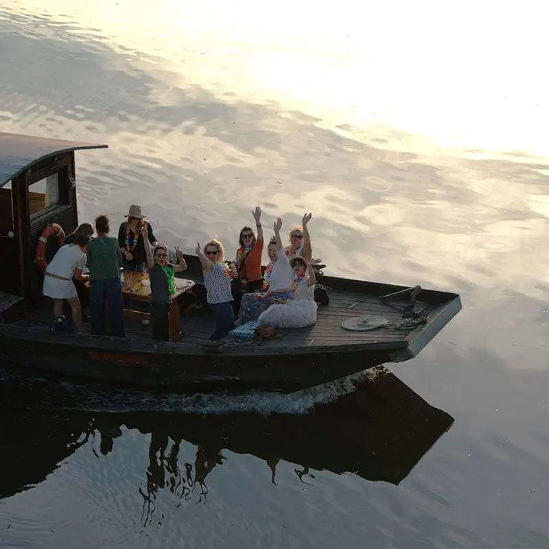 Groupe d'amis en promenade sur la Loire à bord de la toue cabanée d'Instants de Loire