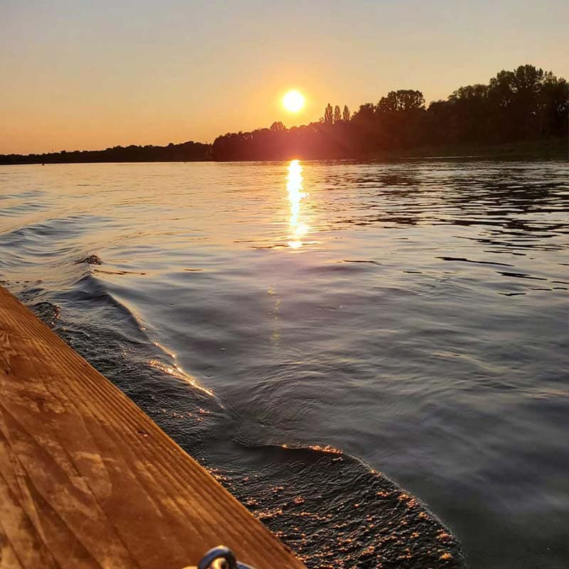 Coucher de soleil à bord de l'Aveline, lors de promenades en toue cabanée sur la Loire avec Instants de Loire