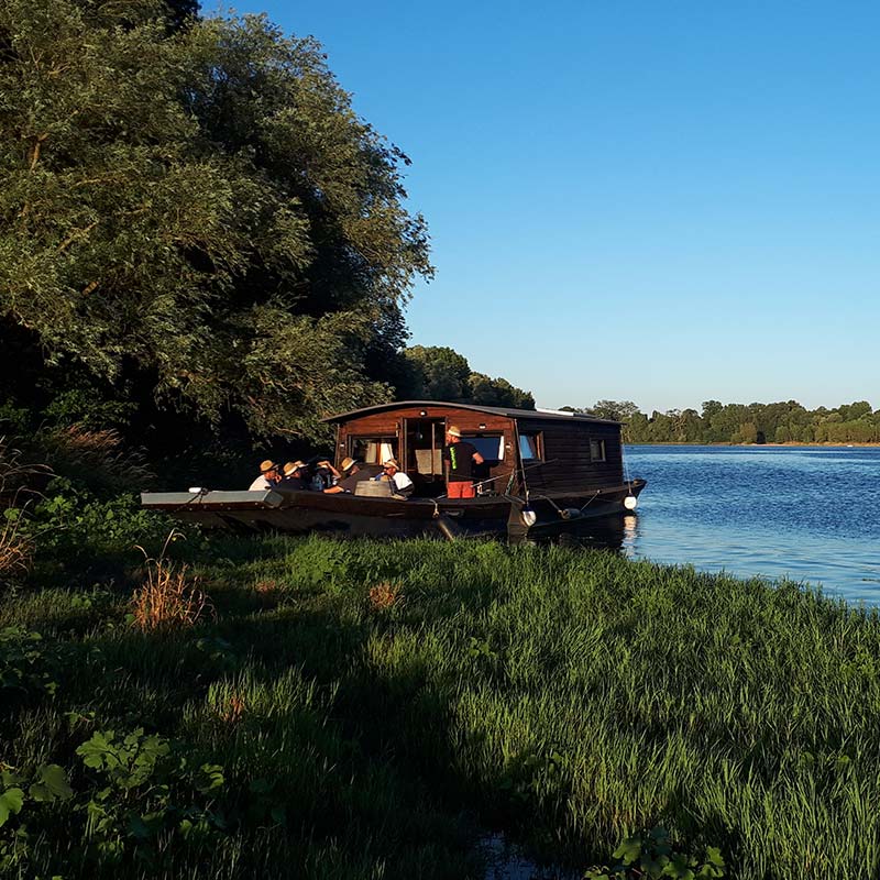 L'Aveline à quai sur le rivage lors d'une promenade en toue cabanée sur la Loire avec Instants de Lorie
