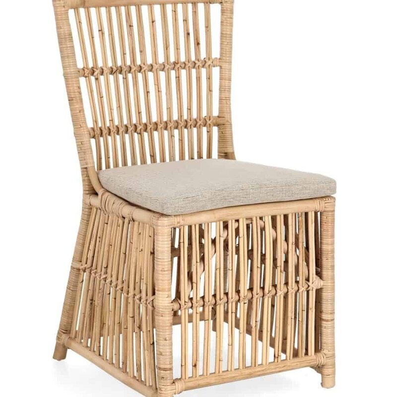 Sedia in rattan con cuscino beige, design elegante e artigianale per ambienti interni ed esterni.