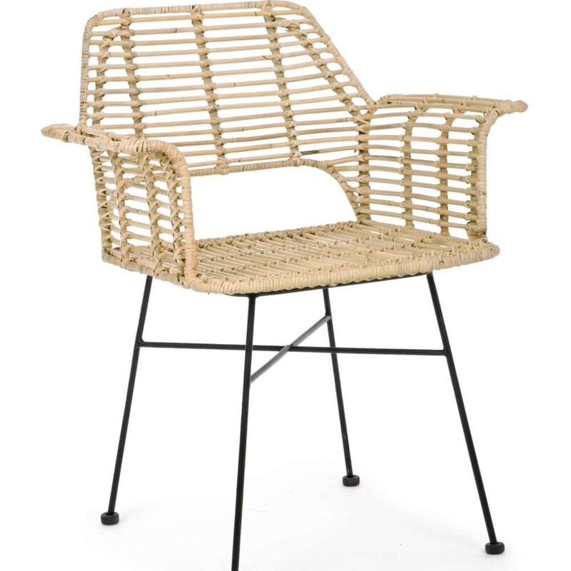 Sedia in rattan con struttura metallica nera e design elegante. Perfetta per ambienti interni ed esterni raffinati.