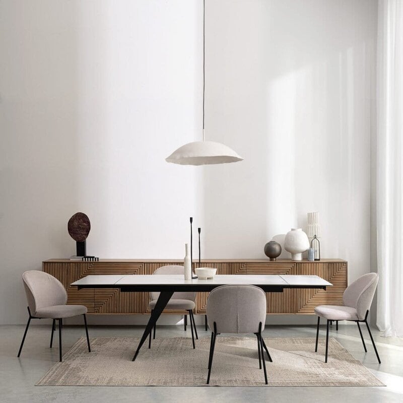 Sedie eleganti e confortevoli intorno a un tavolo di design.