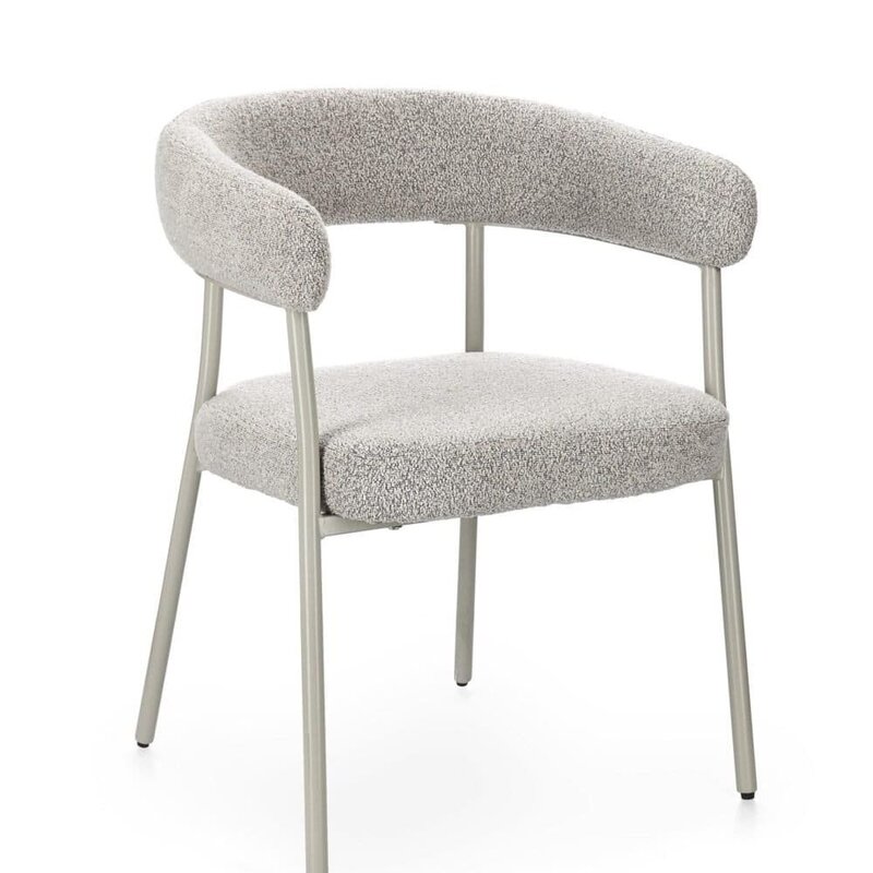 Sedia design moderna imbottita in tessuto beige con struttura in metallo chiaro.