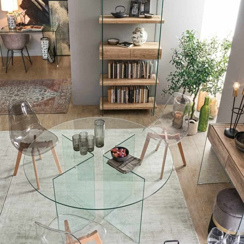 Mobili in vetro e legno per soggiorno elegante e funzionale.
