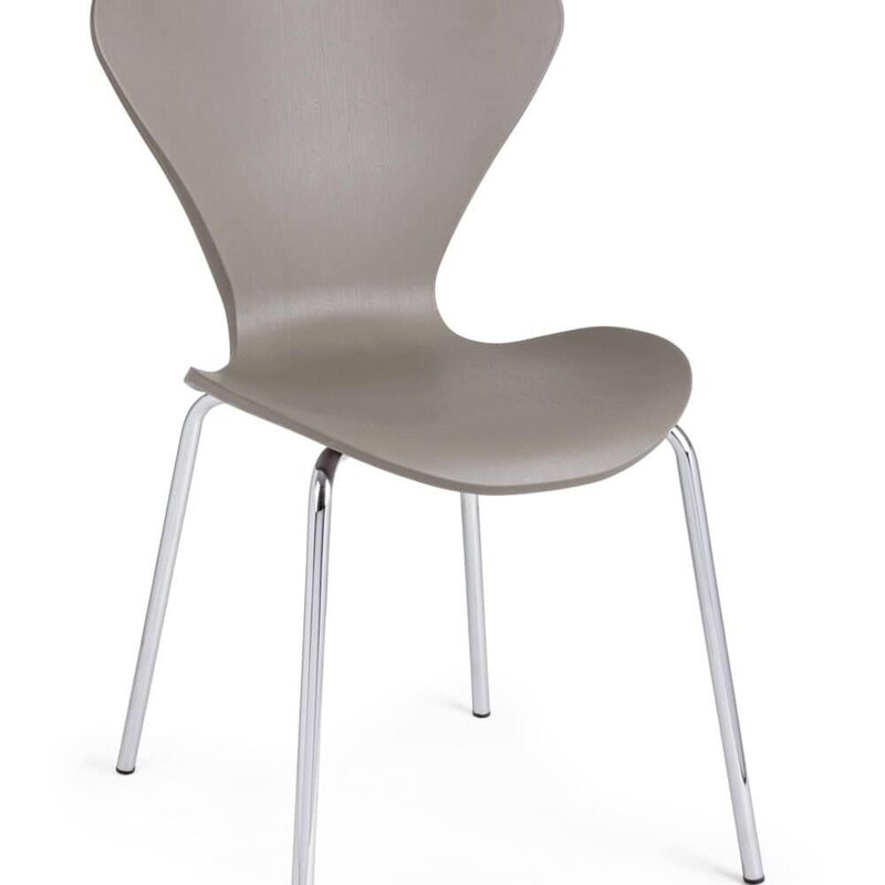 Sedia elegante grigia con gambe in metallo lucido, perfetta per appartamenti moderni.