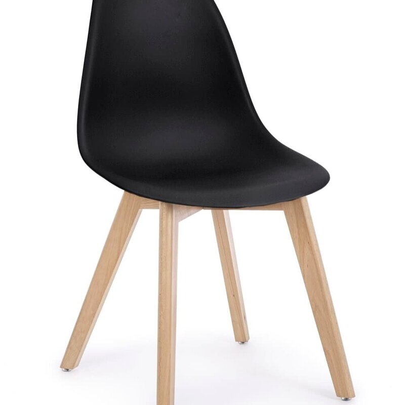 Sedia design moderna con seduta in plastica nera e base in legno naturale, ideale per ambienti dallo stile contemporaneo.