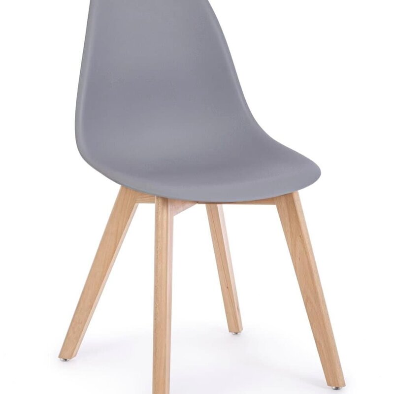 Sedia versatile con seduta grigia e gambe in legno naturale, perfetta per ogni ambiente domestico o ufficio.