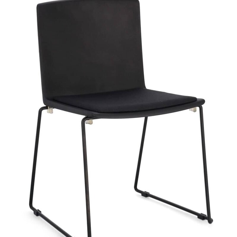 Sedia ufficio moderna con schienale alto e struttura in metallo nero, ideale per ambienti di lavoro eleganti e funzionali.