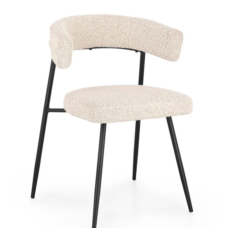 Sedia design moderna in tessuto beige con struttura in metallo nero, perfetta per arredo elegante e funzionale.