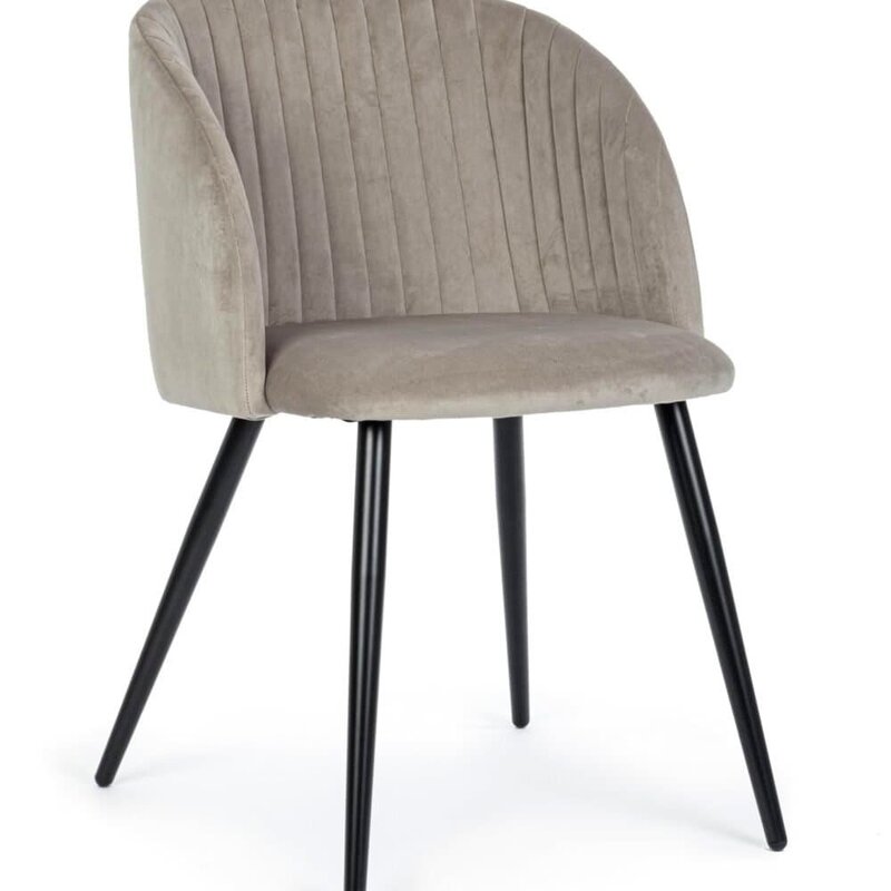 Sedia in velluto beige con gambe nere, design moderno, perfetta per soggiorno o studio.