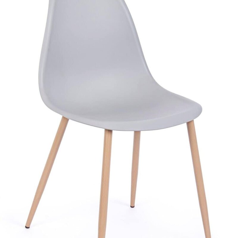 Sedie in plastica bianca con gambe in legno naturale.