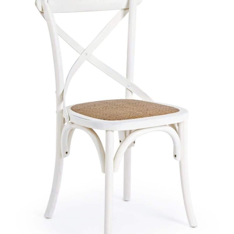 Sedie in stile vintage con finitura bianca e seduta in rattan per un look elegante e rustico.