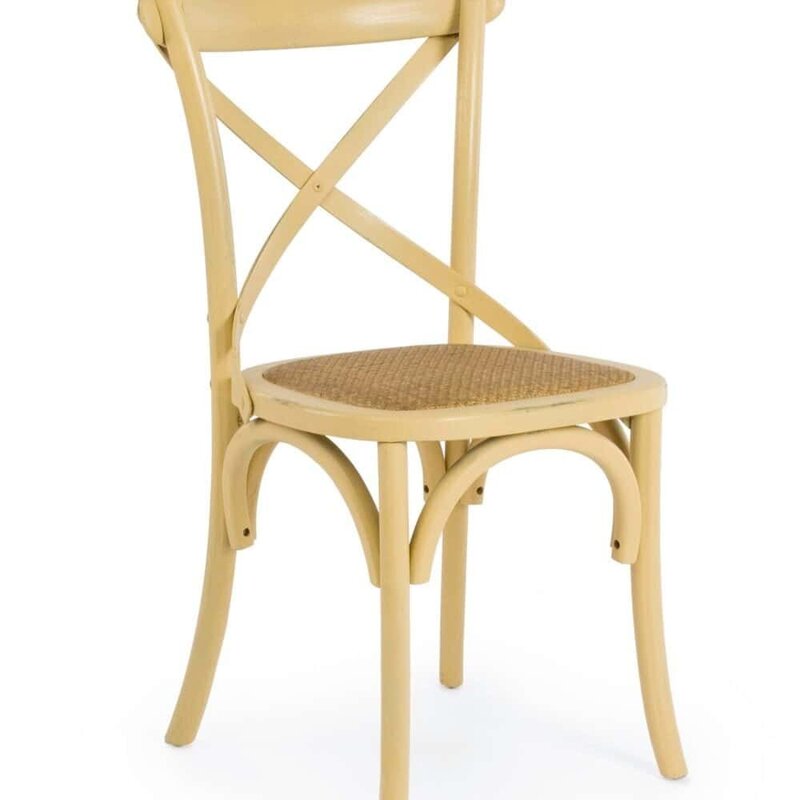 Sedia in stile rustico con struttura in legno chiaro e seduta in vimini, ideale per arredi eleganti e accoglienti.