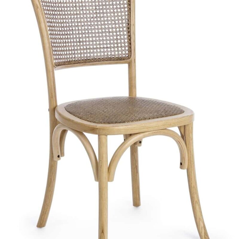 Sedia in rattan con schienale traforato, design classico e comodo, perfetta per interni ed esterni.