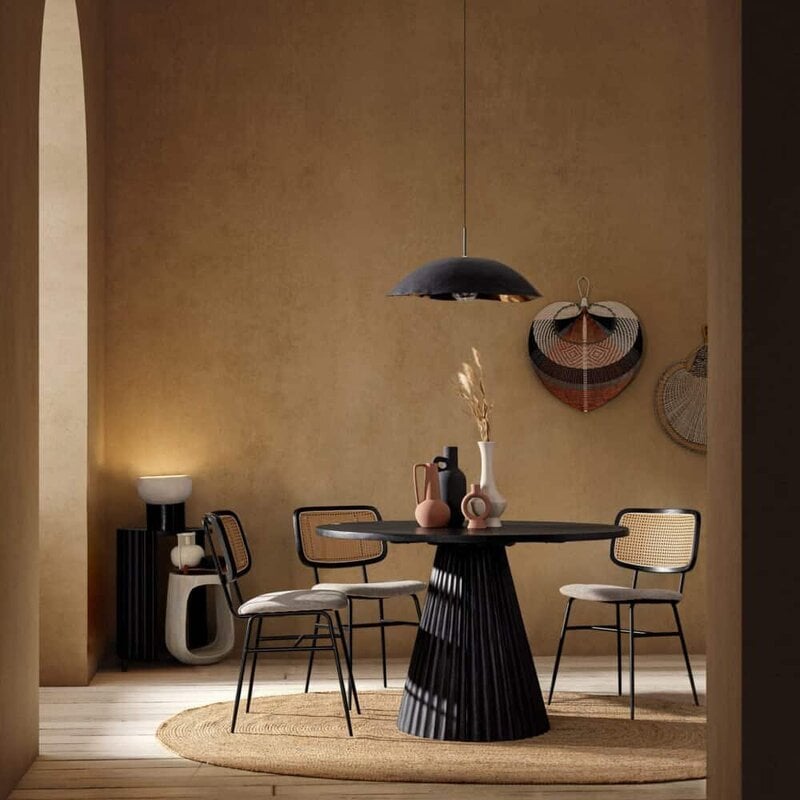 Lampada sospesa e complementi d'arredo di design per un ambiente raffinato.