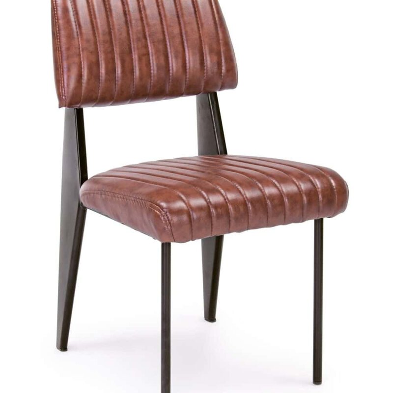 Sedie in pelle marrone vintage con struttura metallica robusta.