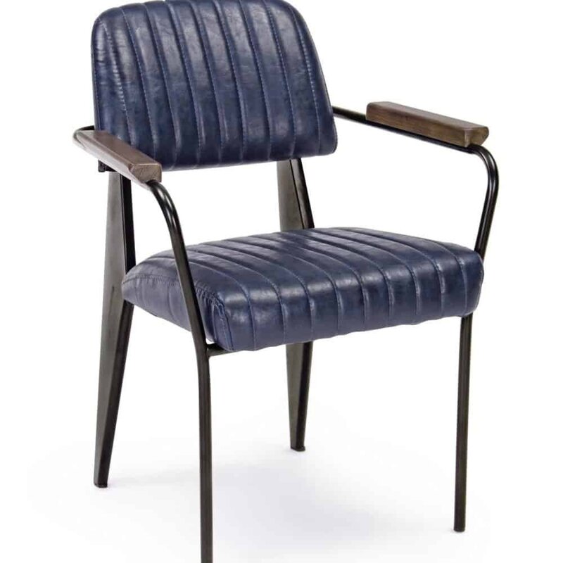 Sedia in pelle blu con struttura in metallo e braccioli in legno, stile retrò e elegante.