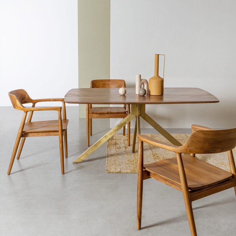 Sedie di legno eleganti e tavolo da pranzo in stile contemporaneo, perfetti per arredamento casa.
