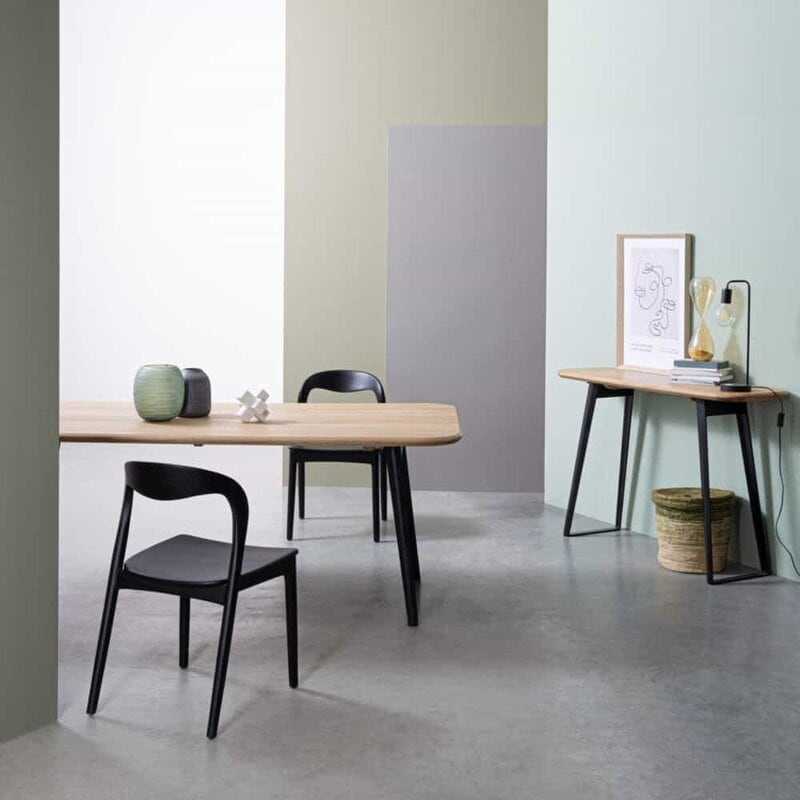 Sedie e tavolo minimalisti in stile contemporaneo con dettagli di arredamento sofisticato.