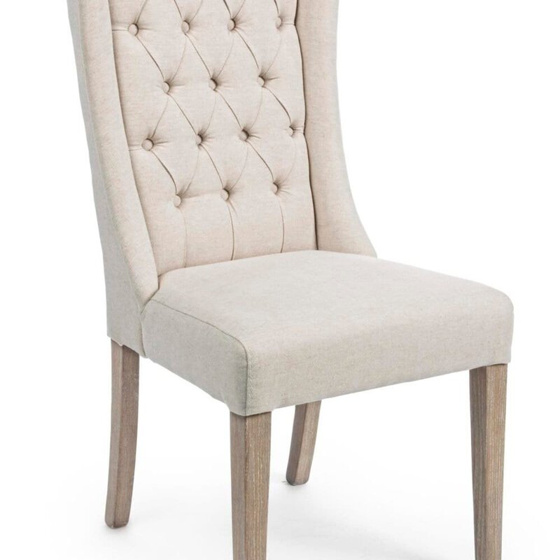 Sedia tessuto beige imbottita, stile classico con dettaglio capitonné e gambe in legno naturale.