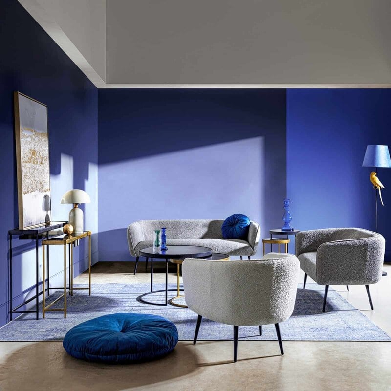 Soggiorno moderno con divani e arredi in tonalità blu, stile contemporaneo, ideale per living eleganti e confortevoli.