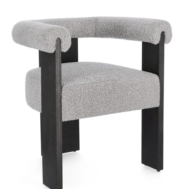 Sedia moderna con braccioli, rivestimento morbido e design minimalista in legno.