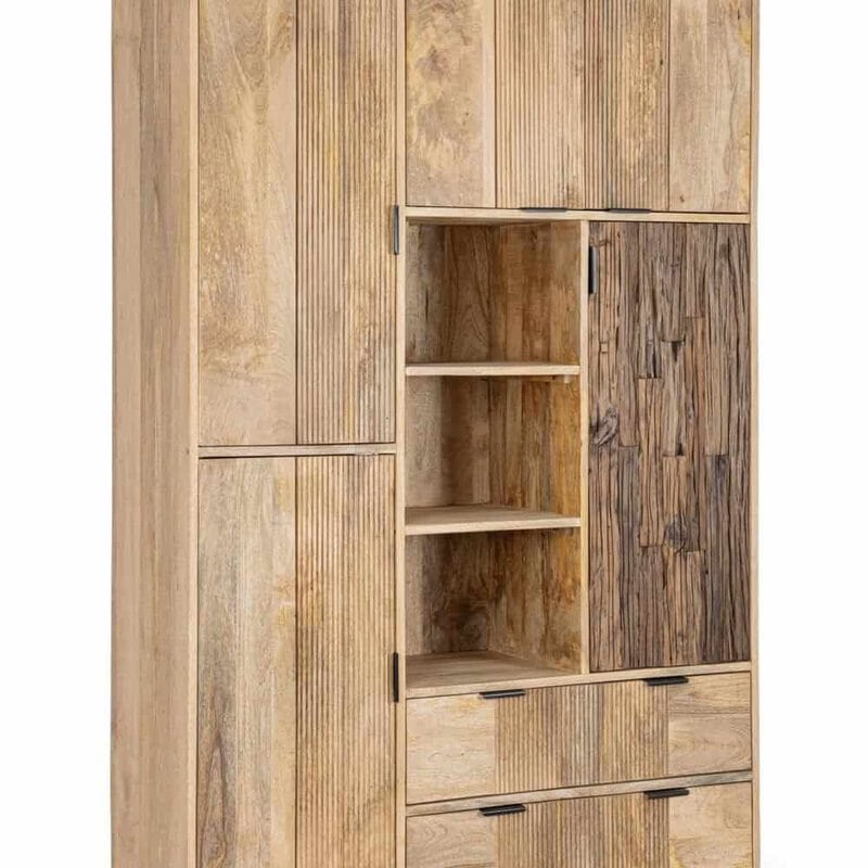 Armadio in legno con ante scorrevoli e ripiani interni, stile provenzale e design rustico.
