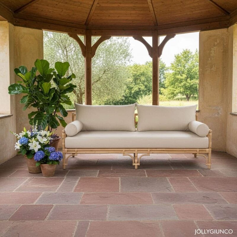 Sofà da giardino in stile naturale e raffinato, perfetto per spazi esterni accoglienti e di design.