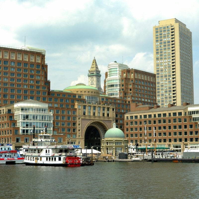 Boston Harbor mit Blick auf das Boston Harbor Hotel und historische Gebäude.