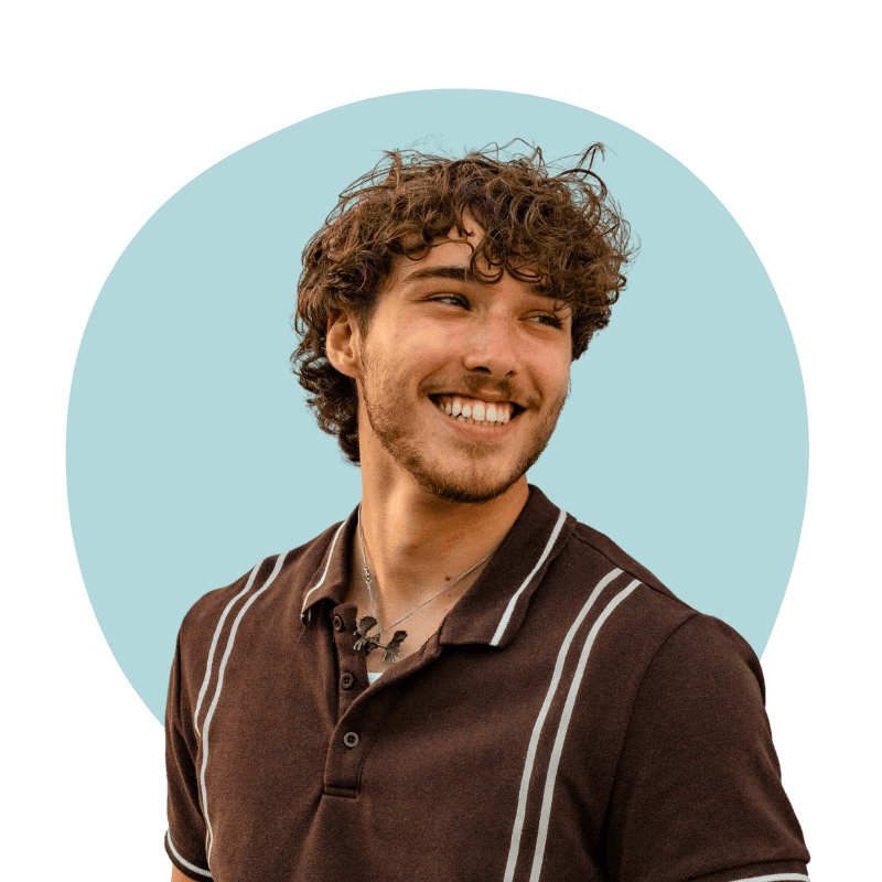 Hombre sonriente y feliz