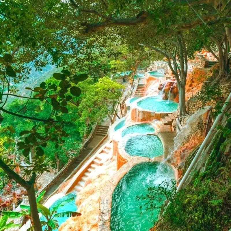 Piscinas de aguas termales naturales de Las Grutas Tolantongo cerca de la Ciudad de México