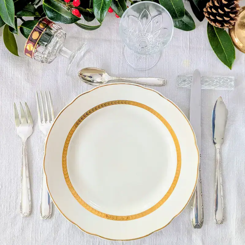 Service de table en porcelaine ancienne et vaisselle pour une fête chic