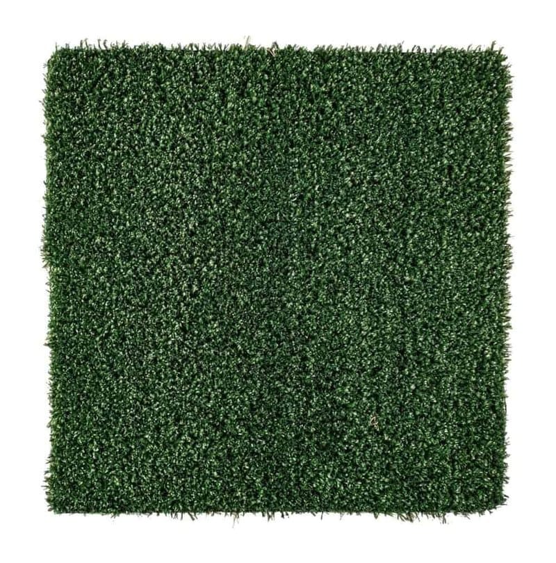 Tappeto artificiale di alta qualità, ideale per esterni e giardini verdi, facile da installare e resistente alle intemperie.