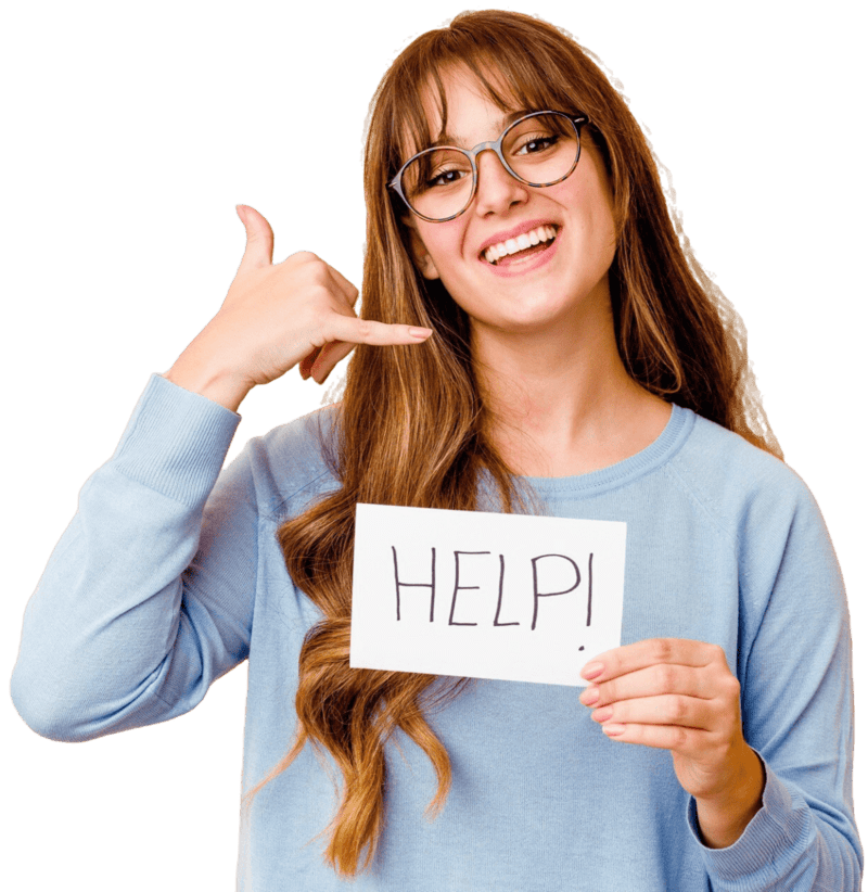 Junge Frau mit Brille und langem Haar hält ein Schild mit der Aufschrift „HELP!“ und macht eine Telefon-Geste mit der Hand.