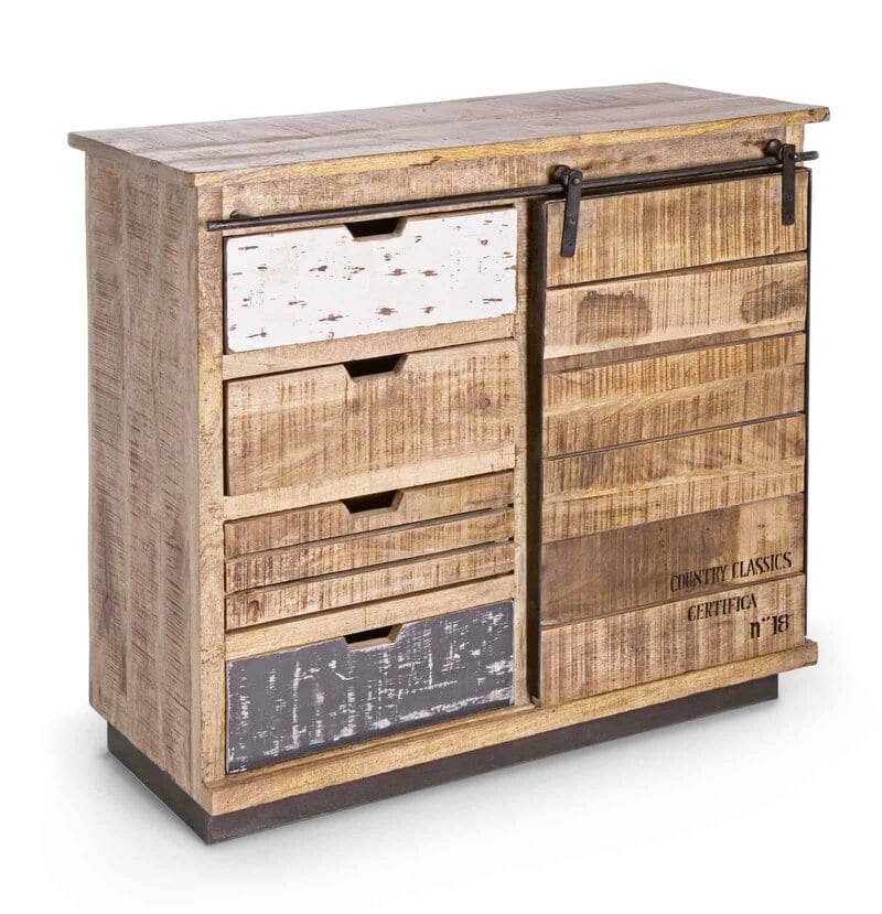Mobilificio country con armadietto in legno massello e dettagli rustici, perfetto per arredo casa shabby chic.