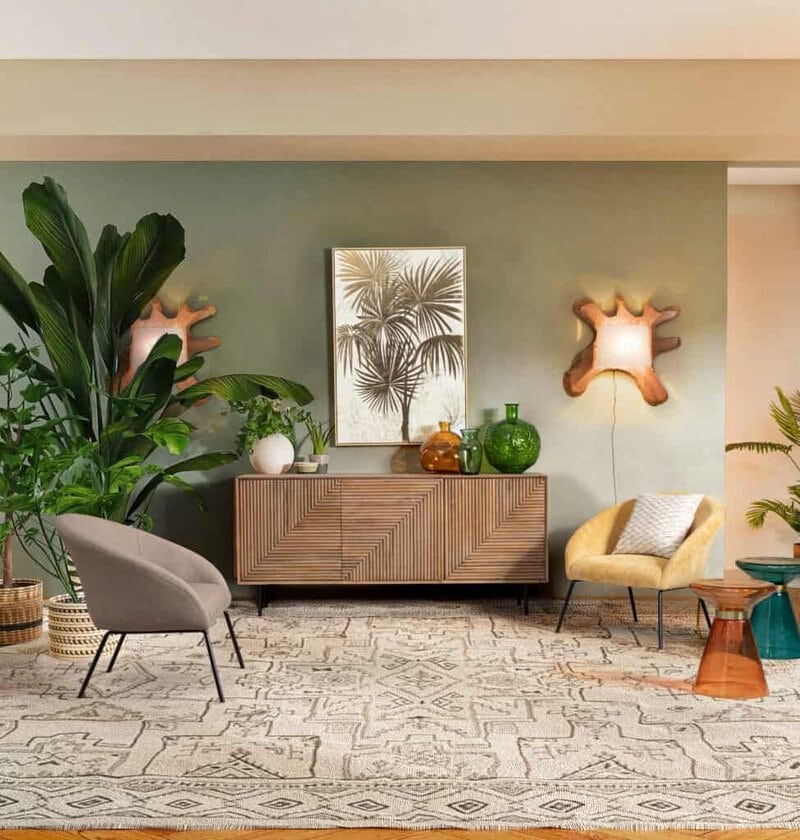 Decorazione moderna con piante verdi e arredi di design.