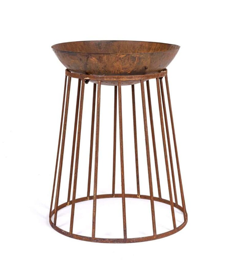 Vaso in metallo rustico con base in ferro battuto, ideale per arredamento vintage e industriale.